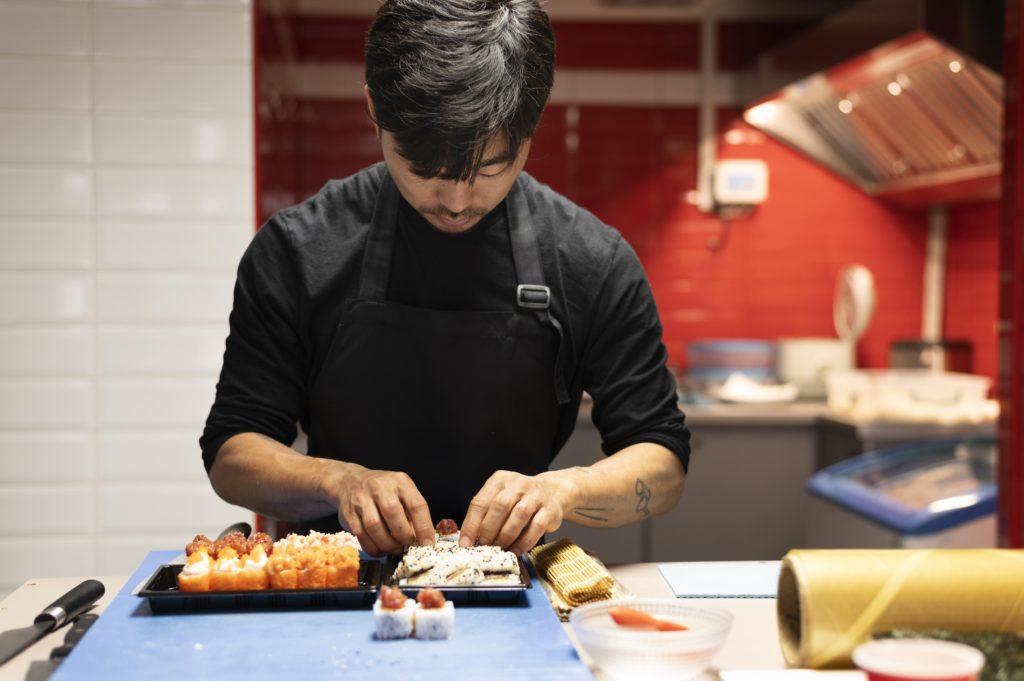 como abrir um restaurante japonês com equipe bem treinada